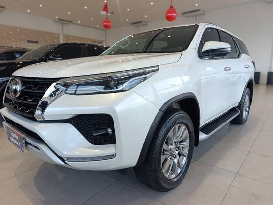 TOYOTA HILUX SW4 2.8 D-4D TURBO DIESEL SRX 4X4 AUTOMÁTICO TOYOTA HILUX SW4 2.8 D-4D TURBO DIESEL SRX 4X4 AUTOMÁTICO